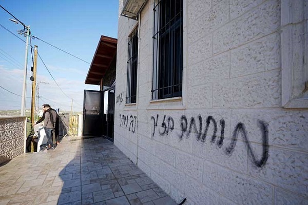 به آتش کشیده شدن مسجدی در کرانه باختری توسط شهرک‌نشینان صهیونیست + عکس