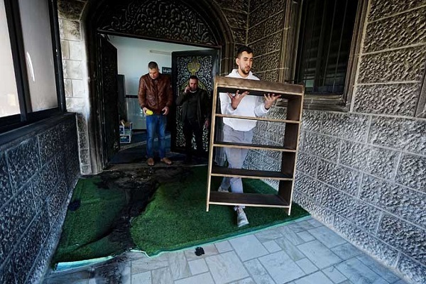 به آتش کشیده شدن مسجدی در کرانه باختری توسط شهرک‌نشینان صهیونیست + عکس