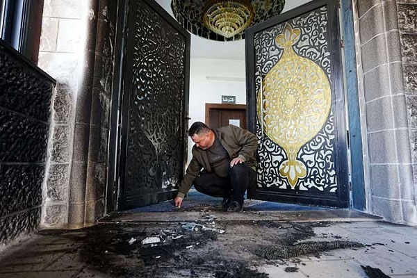 به آتش کشیده شدن مسجدی در کرانه باختری توسط شهرک‌نشینان صهیونیست + عکس