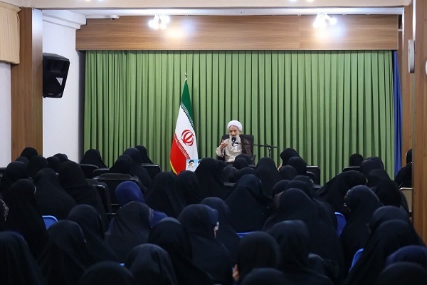 مسائل اصلی و دغدغه‌های واقعی زنان در اولویت قرار گیرد
