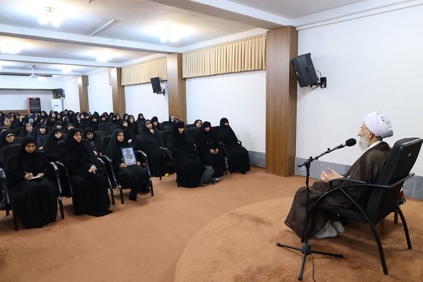 مسائل اصلی و دغدغه‌های واقعی زنان در اولویت قرار گیرد