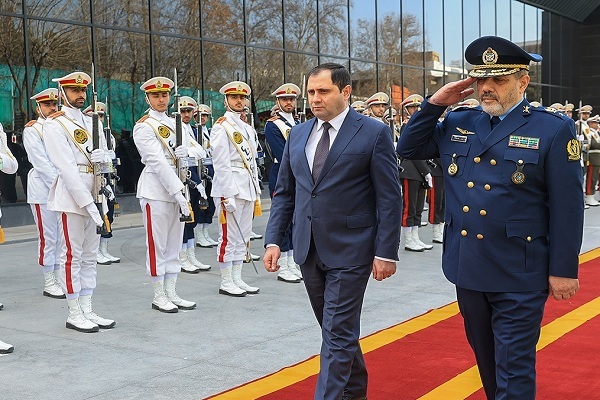 دیدار وزیر دفاع ارمنستان با وزیر دفاع ایران