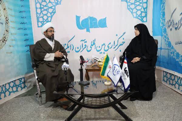 حجت الاسلام سعیدی مدیر حوزه علمیه چهارمحال و بختیاری با حضور در غرفه ایکنا