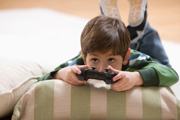 راهکار‌های مدیریت وابستگی کودکان به بازی‌های رایانه‌ای + فیلم