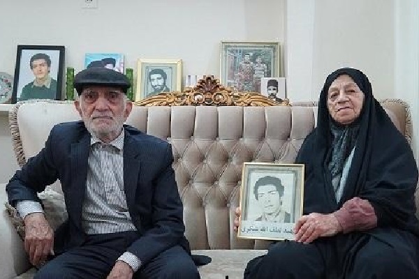 دیدار اعضای کارگروه تاریخ شفاهی دفاع مقدس آمل با والدین شهید «شکری»