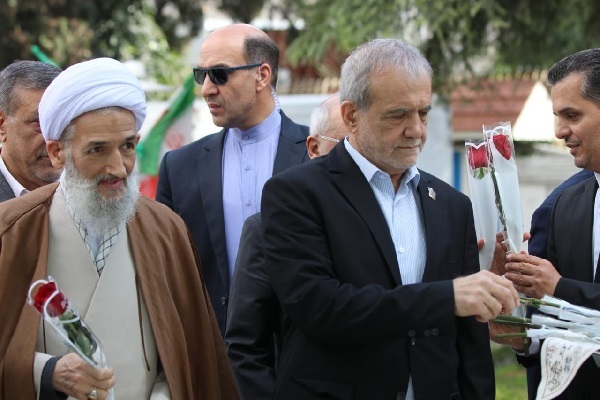 ادای احترام رئیس‌جمهور پزشکیان به مقام شامخ شهدای استان مازندران