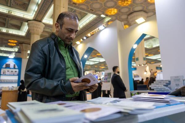 حضور گسترده بازدیدکنندگان از غرفه آستان عباسی در سی‌وسومین نمایشگاه بین‌المللی قرآن کریم+عکس