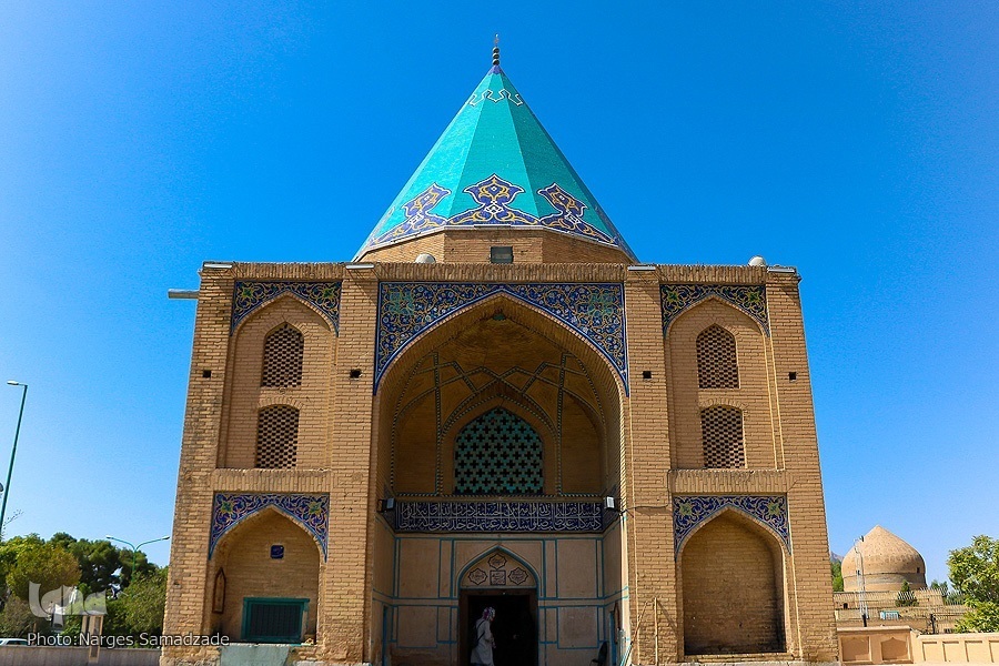 آرامگاه بابارکن‌الدین در تخت فولاد