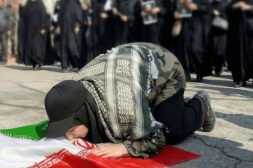 اینجا خاکی است که با خون آبیاری شده؛ پرچم بر قلب‌هاست