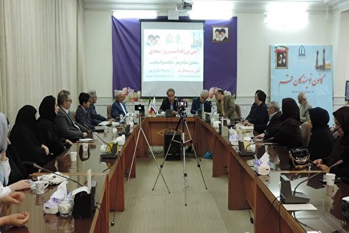 اشعار سعدی؛ درآمیختن داروی تلخ نصیحت با شهد ظرافت