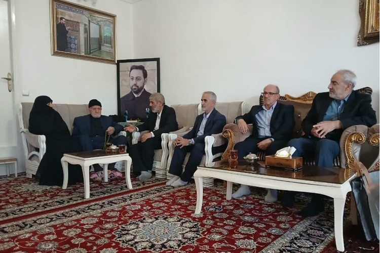 تجلیل خادمیاران رضوی از خانواده «شهید مالک رحمتی»