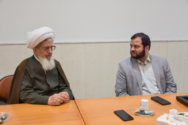حامد حیاتی، رئیس جهاددانشگاهی استان قم با آیت‌الله احمدی فقیه یزدی، رئیس موسسه اجتهاد