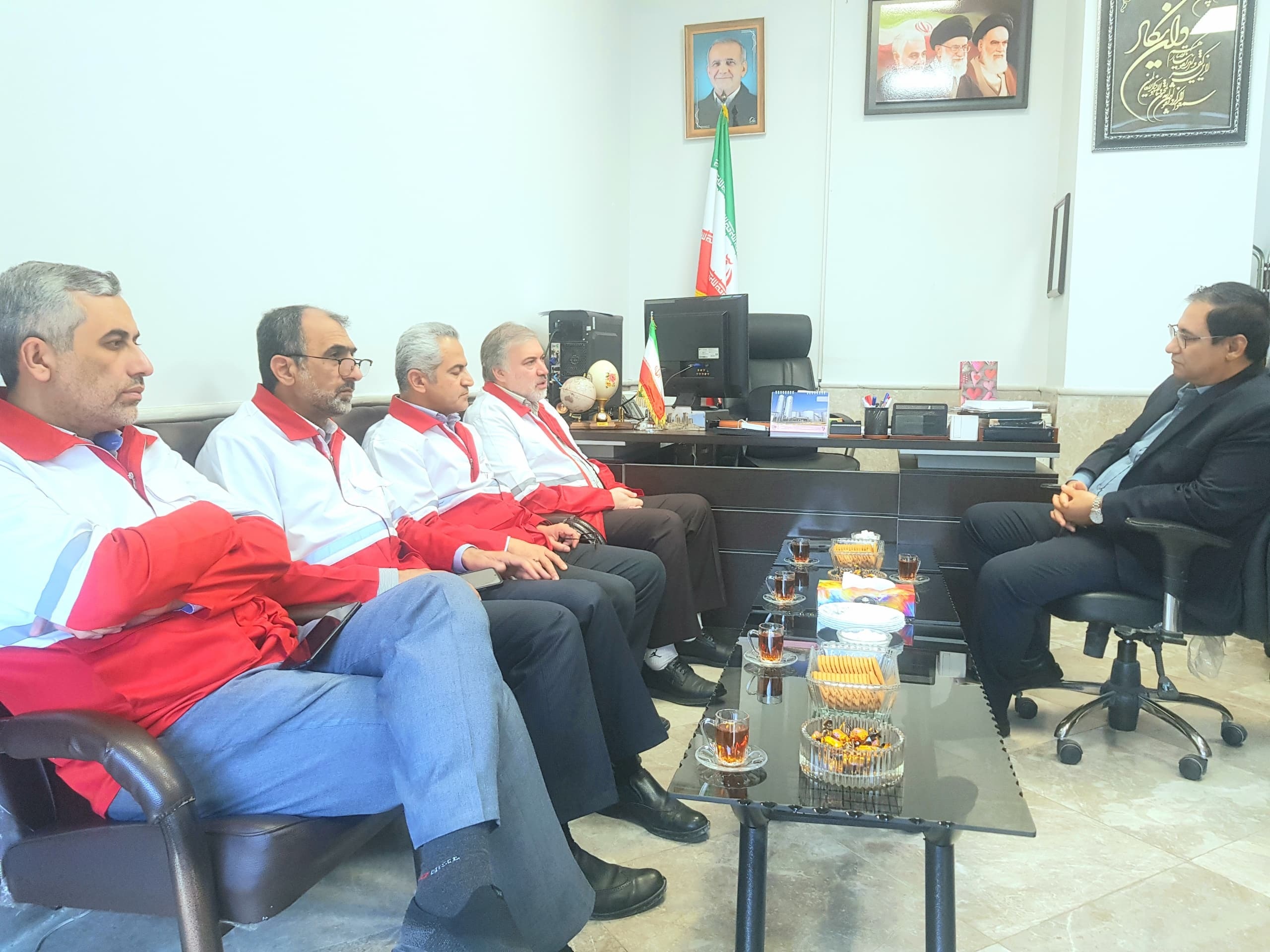 نشست مدیران هلال احمر فارس با مسول دهیاری ها