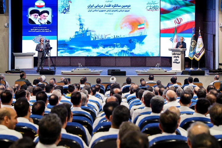 رئیس جمهور در مراسم دومین سالگرد بازگشت ناوگروه 86 نیروی دریایی ارتش