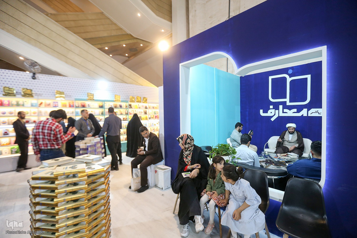 سیری در گلستان کتاب تهران با عطر قرآن و عترت