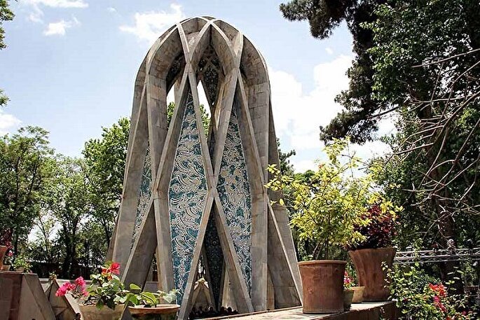 بازخوانی اندیشه‌های خیام؛ میان جبرگرایی و بهره‌مندی از زندگی 