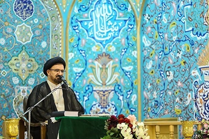 معرفت امام انسان را از وابستگی به غرب نجات می‌دهد