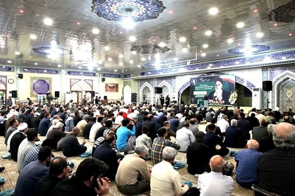 راهکار عبور از مشکلات توجه به درون و پیروی از راه امام و رهبری است