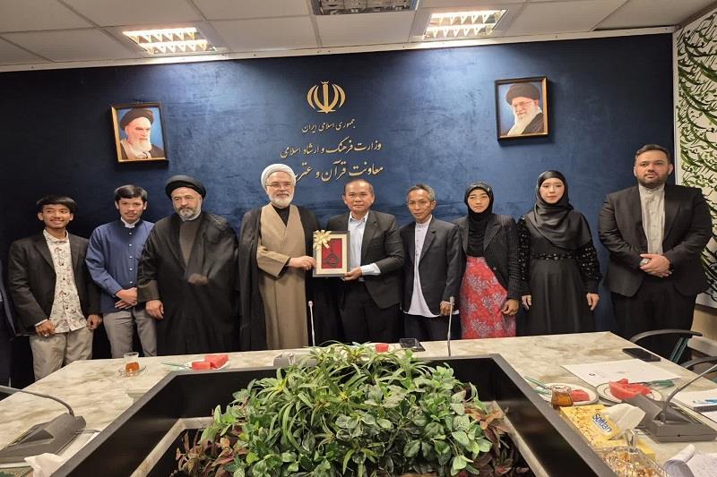 برای نجات جامعه بشری راهی جز پناه بردن به قرآن نیست