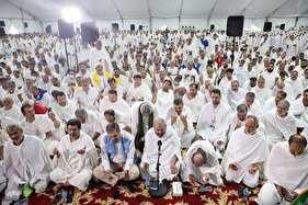 دعای عرفه زائران ایرانی در صحرای عرفات