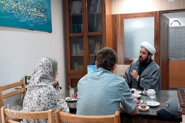 جوان روسی در حرم مطهر رضوی، اسلام آورد