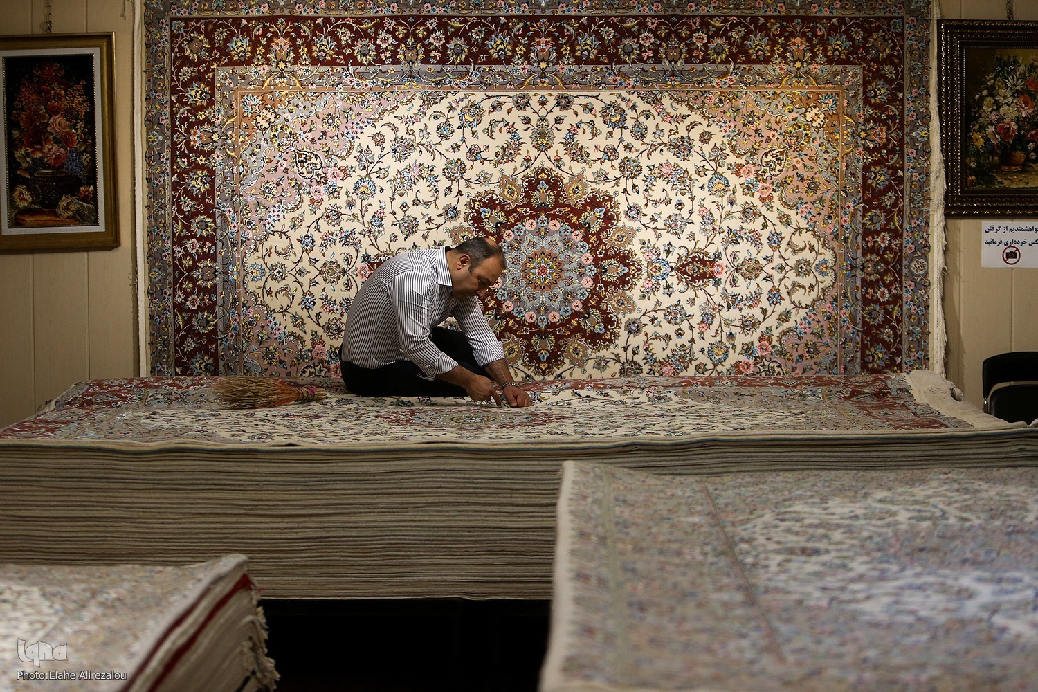 از فرش چشم به جهان می‌گشاییم 