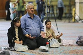 عکس | نجوای ندبه منتظران در روز عید غدیر