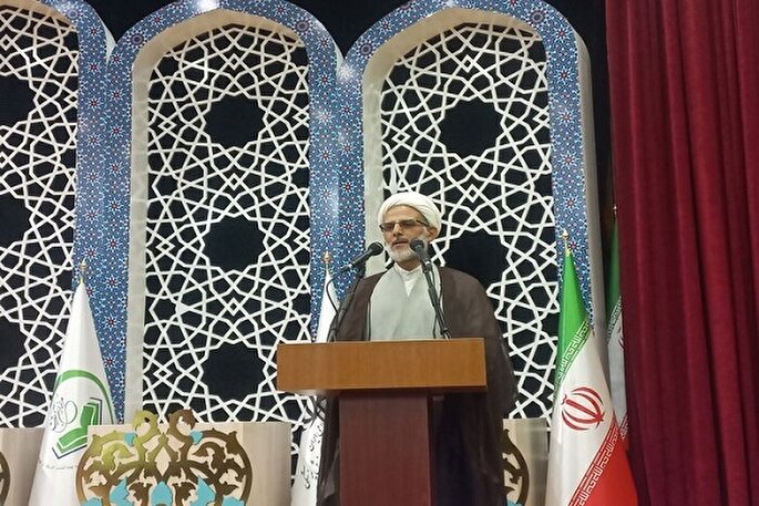 انس با قرآن انسان را در مسیر نور قرار می‌دهد