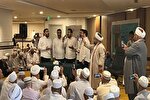 استقبال زائران بیت‌الله الحرام از اجرای گروه تواشیح نور + فیلم