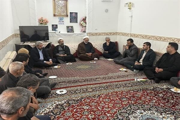 دیدار مدیرکل دادگستری استان سمنان با خانواده شهید ابوالفضل شهباز