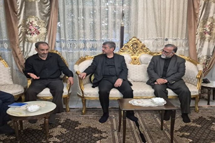 دیدار استاندار لرستان با خانواده شهید «بهنام قاسمیان» + عکس