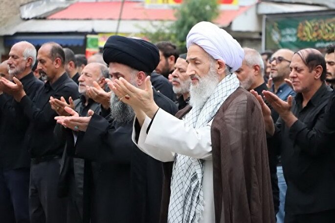 عکس | اقامه نماز ظهر عاشورا در آستان امامزاده یحیی(ع) ساری