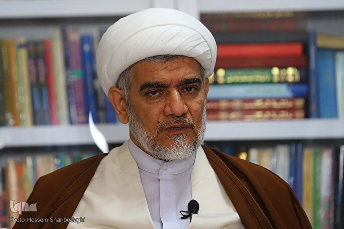 علامه حکیمی نگاه سیاسی بر محور عدالت به عاشورا دارد
