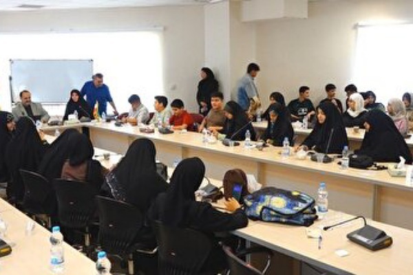 جلسه باشگاه رسانه‌ای با حضور نوجوانان و مدیر کل صدا و سیما گلستان و مسئولان