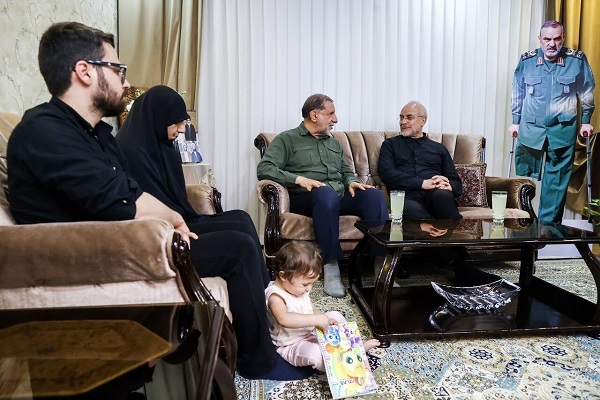 رئیس مجلس شورای اسلامی حضور در منزل سرلشکر شهید حسن محقق، جانشین فقید سازمان اطلاعات سپاه
