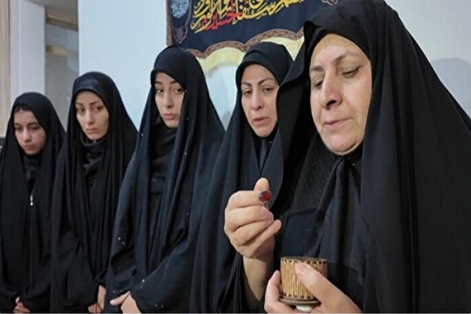 انگشتر مقام معظم رهبری به خانواده شهید «محمد شایان‌فرد» اهدا شد