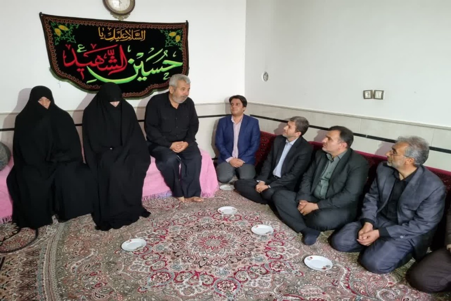 دیدار استاندار اصفهان با خانواده‌ شهید غلامعلی‌زاده