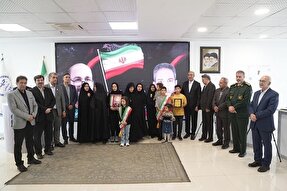 عکس | اهدای نشان افتخار به خانواده شهدای اقتدار کرمانشاه