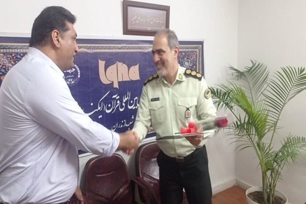 تجلیل سرهنگ مسعود تقدیسی لاریجانی، معاون فرهنگی و اجتماعی فرماندهی انتظامی مازندران  از علی پاداشی سردبیر ایکنا مازندران