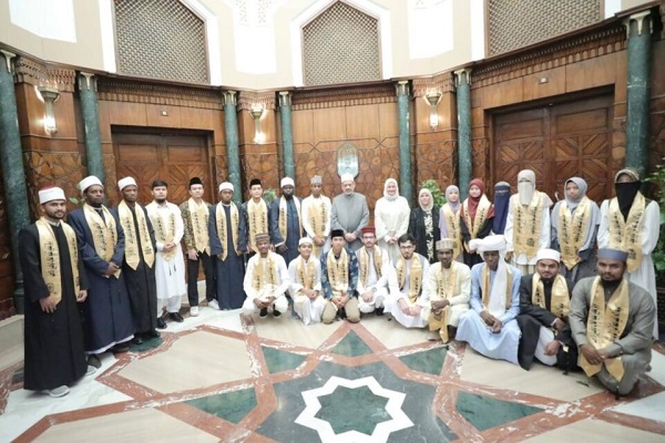 دیدار شیخ الازهر با قرآن‌آموزان مدرسه «امام طیب» در مصر