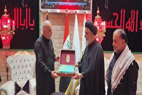 اهدای پرچم متبرک مسجد جمکران به مدینه‌الزائرین عتبه امام حسین(ع)