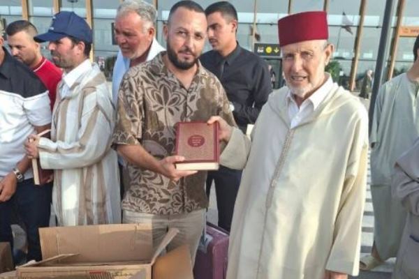اهدای قرآن به مسافران ورودی در فرودگاه العروی مراکش + عکس