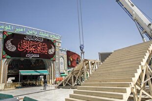 نصب پل آهنی در بین‌الحرمین در آستانه ایام اربعین حسینی + عکس