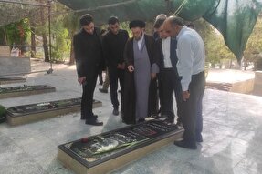 عکس | غبارروبی مزار شهدای جنگ تحمیلی ۱۲ روزه با حضور جهاددانشگاهی لرستان