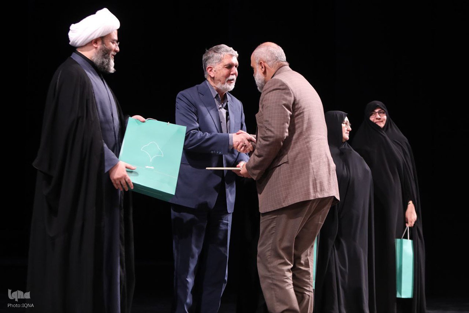 تقدیر وزیر ارشاد از خانواده شهدای علمی جنگ ۱۲ روزه تقدیر وزیر ارشاد از خانواده شهدای علمی جنگ ۱۲ روزه