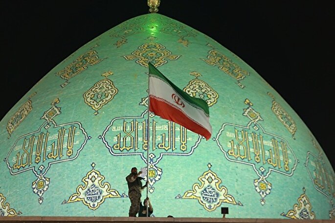 برافراشته شدن پرچم ملی در مسجد مقدس جمکران