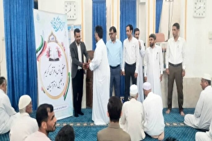 برگزیدگان مسابقات قرآن بندر خمیر در هفته وقف تجلیل شدند