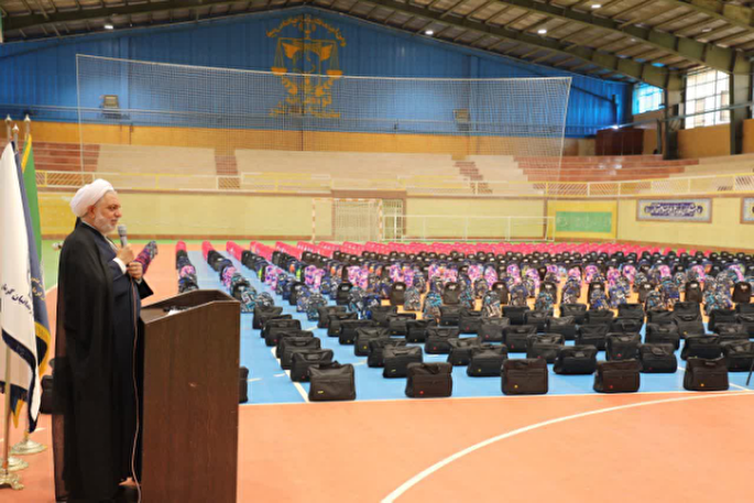 توزیع بسته‌های نوشت‌افزار میان فرزندان مددجویان زندان کرمان