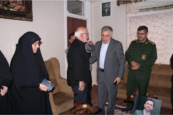 معاون استاندار مازندران با خانواده شهید تجن جاری، نخبه هوش مصنوعی در جنگ ۱۲ روزه دیدار کرد