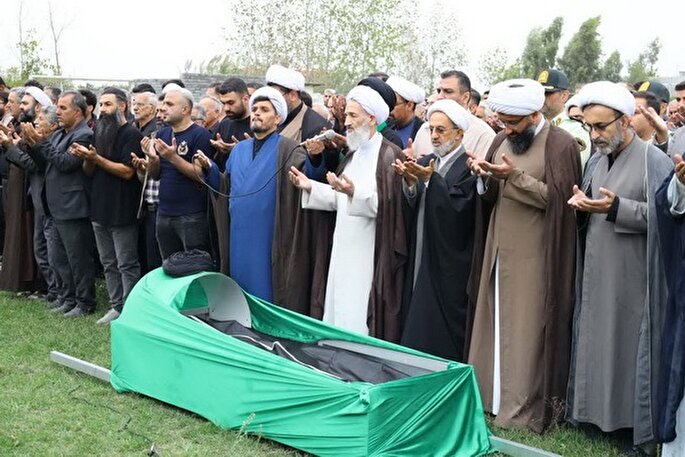 اقامه نماز آیت الله لائینی نماز بر پدر شهید سید جواد موسوی + عکس